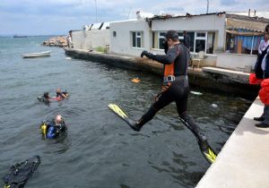 Gönüllü dalgıçlardan Aliağa'da su altı temizliği